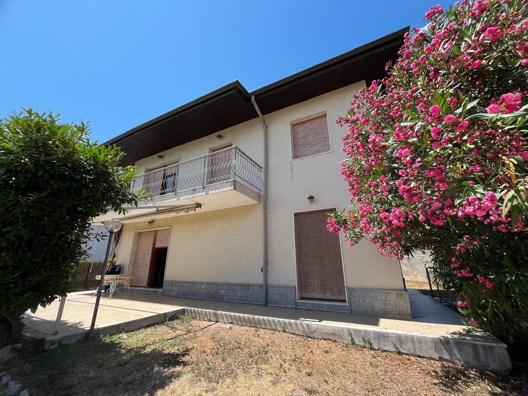 Villa Indépendante avec Vue sur la Mer – 450.000 € situer  sur les hauteurs de Vintimille a 20mn de menton et 35mn de Monaco