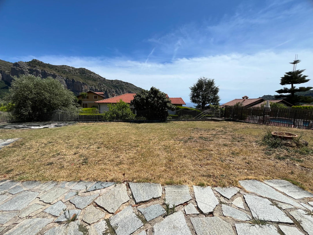 Villa Indépendante avec Vue sur la Mer – 450.000 € situer  sur les hauteurs de Vintimille a 20mn de menton et 35mn de Monaco