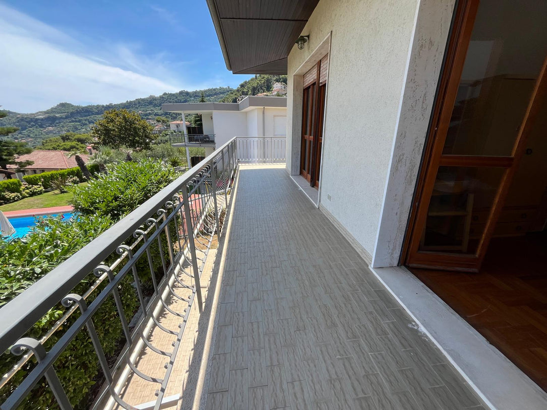 Villa Indépendante avec Vue sur la Mer – 450.000 € situer  sur les hauteurs de Vintimille a 20mn de menton et 35mn de Monaco