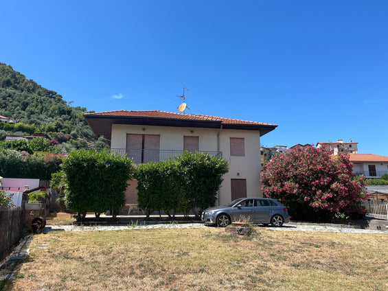 Villa Indépendante avec Vue sur la Mer – 450.000 € situer  sur les hauteurs de Vintimille a 20mn de menton et 35mn de Monaco