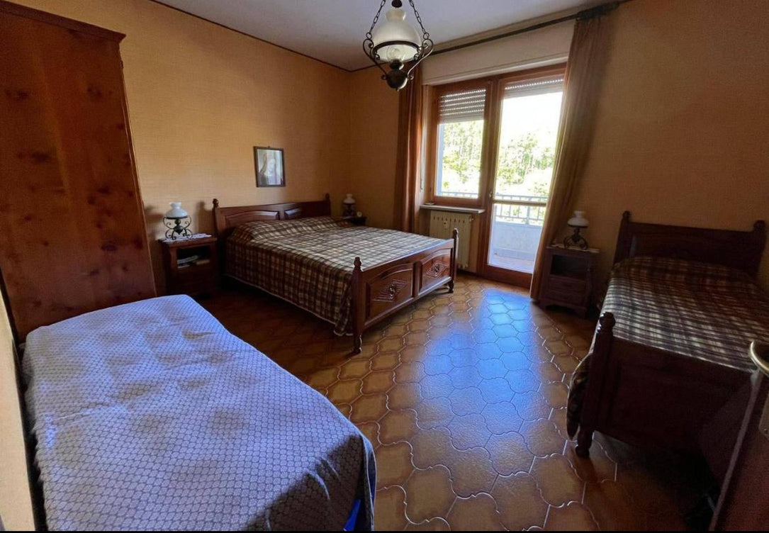 Cinq pièces - 90 000 € - 110 m²