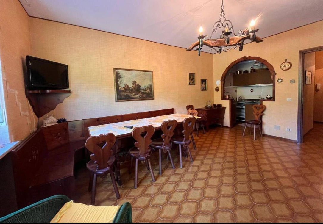 Cinq pièces - 90 000 € - 110 m²