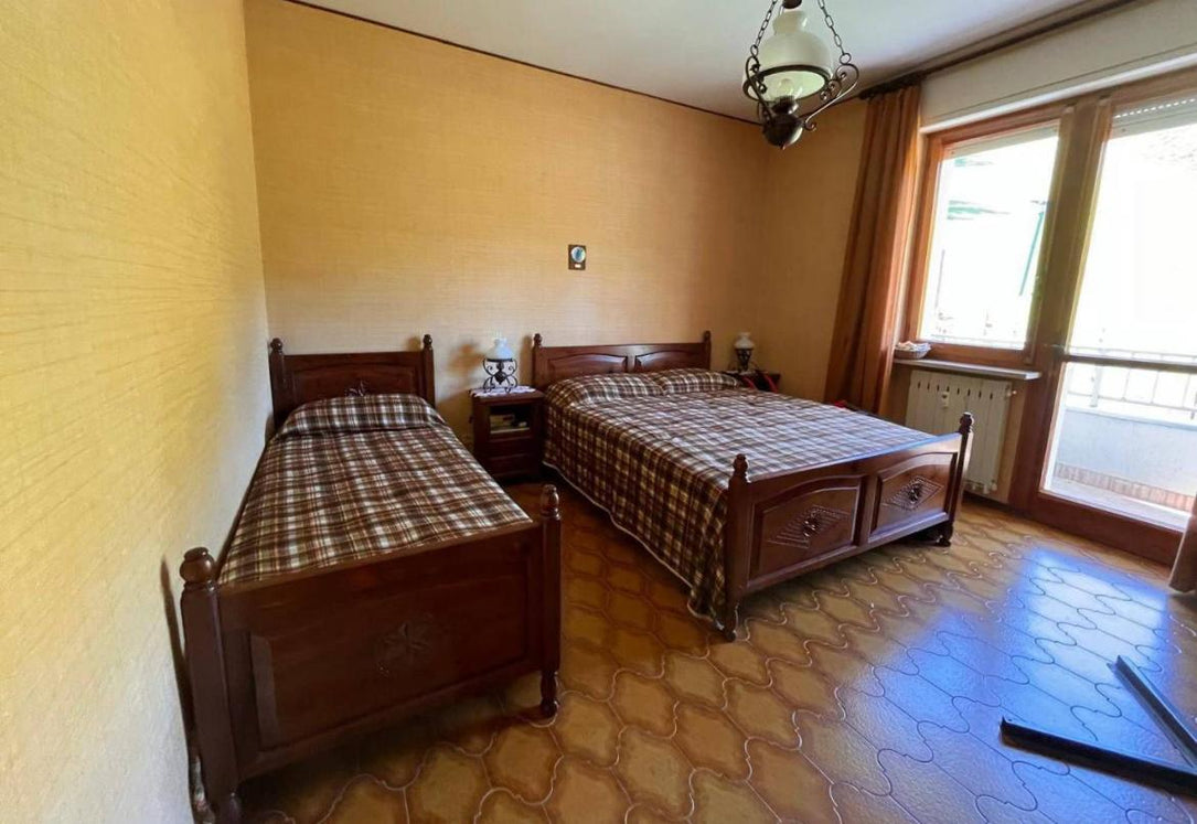 Cinq pièces - 90 000 € - 110 m²